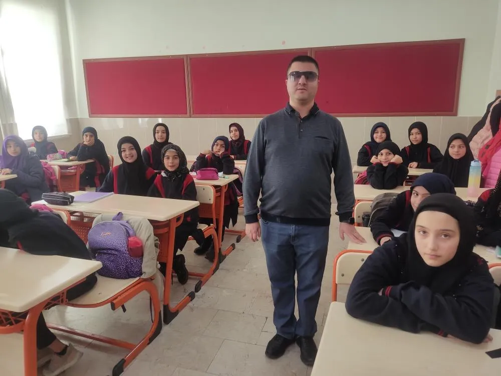Görme engelli Serkan öğretmen öğrencilerine ışık oluyor