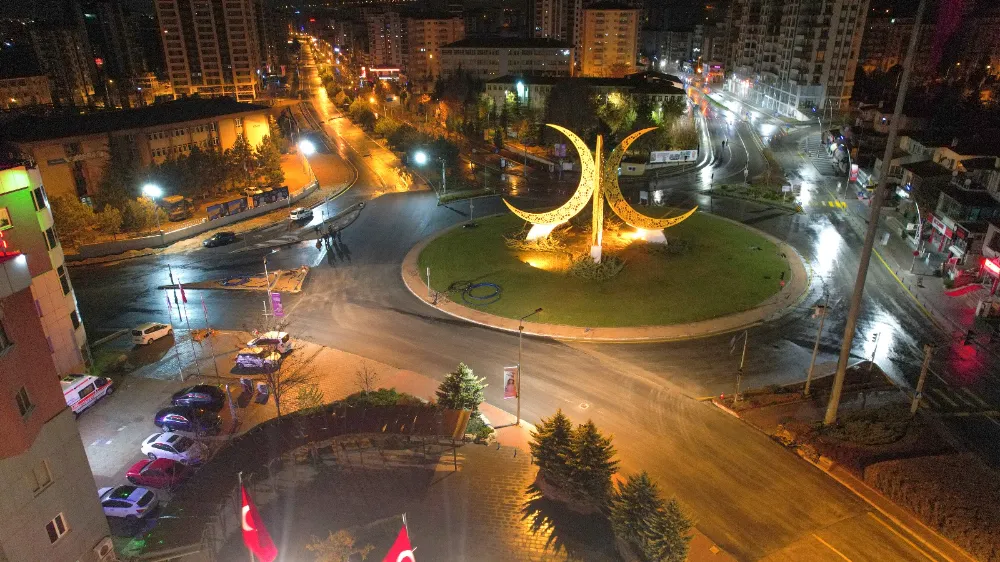 ŞEHİTLER KAVŞAĞI GENİŞLETİLDİ, TRAFİK AKIŞI RAHATLADI