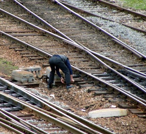 Ulukışla’da trenden düşen makasçı ağır yaralandı