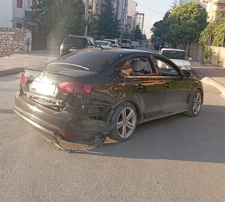 Nar Mahallesinde maddi hasarlı kaza 