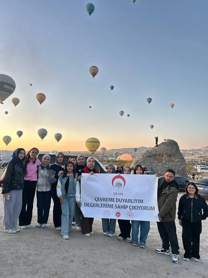 NİĞDELİ ÖĞRENCİLER ÇEDES İLE NEVŞEHİR’İN TARİHİ VE DOĞAL GÜZELLİKLERİNİ KEŞFETTİ