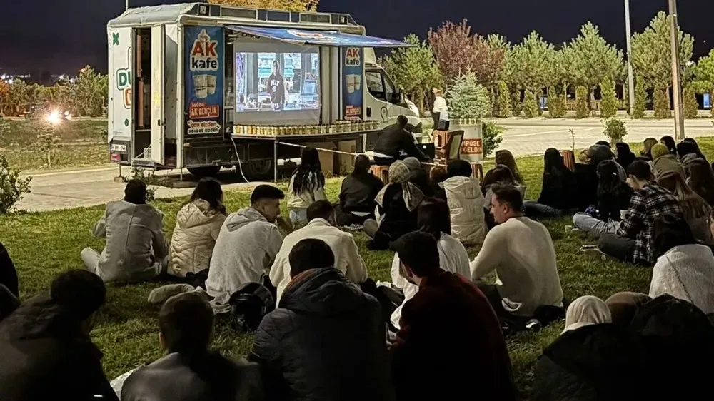 ÜNİAK NİĞDE’DEN BÜYÜK İLGİ GÖREN FİLM GECESİ: 500 ÖĞRENCİ BİR ARAYA GELDİ