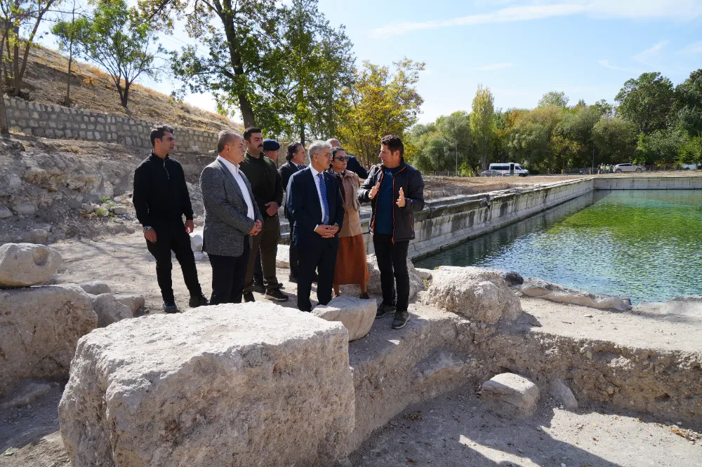 Hala kullanılan 1800 yıllık Roma havuzu çevresinde kazı çalışmaları 12 ay kesintisiz sürüyor