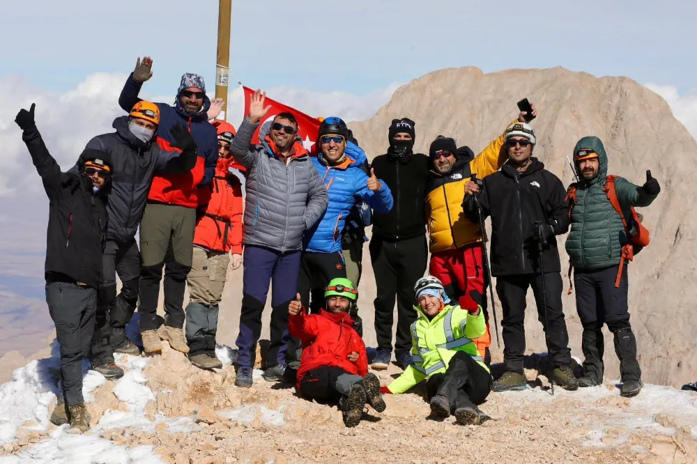 Cumhuriyet coşkusu Aladağlar’ın zirvesinde yaşandı