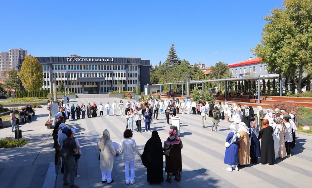Niğde’den Gazze’ye Sessiz Çığlık: Kadınlar Meydanda İnsanlık Zinciri Oluşturdu