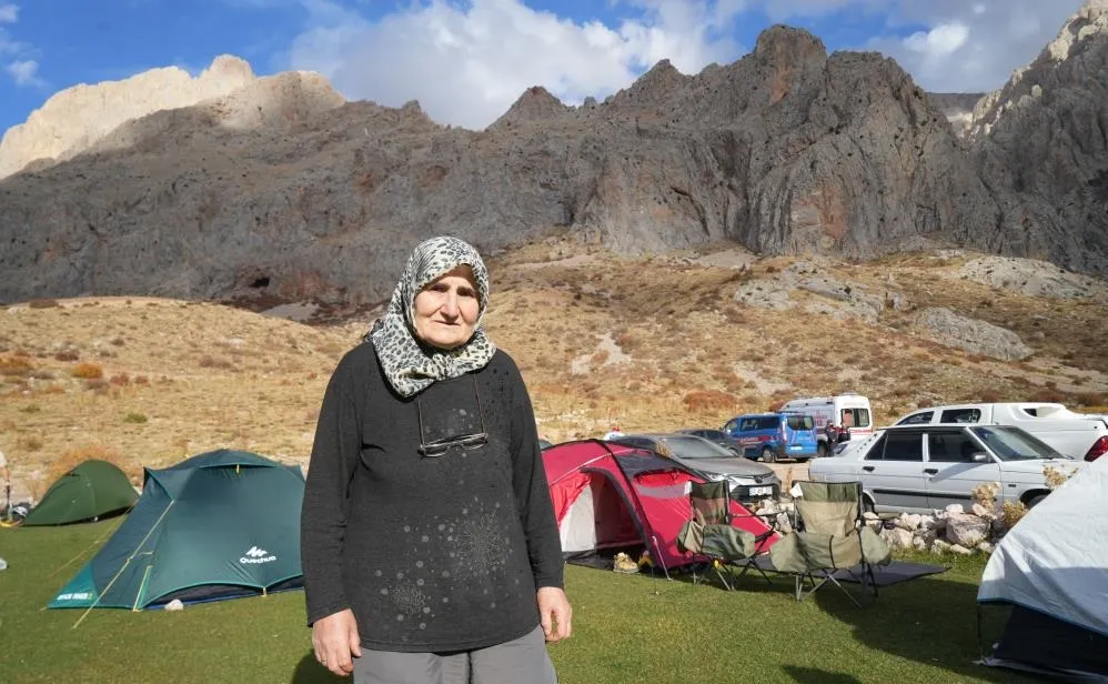 73 yaşındaki dağcı Hatun Okurkan gençlere taş çıkartıyor