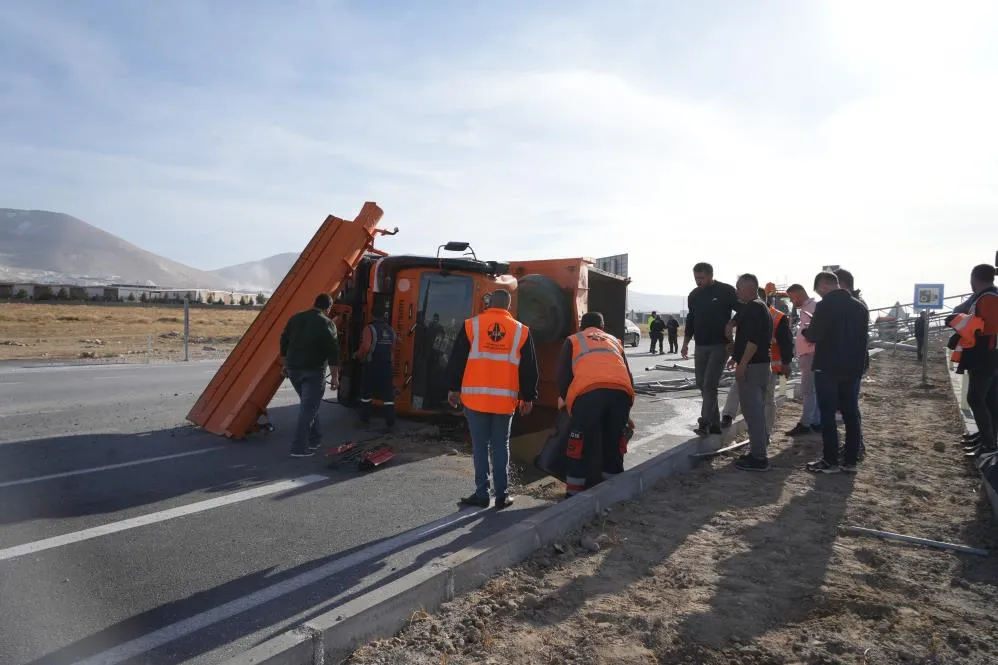 Damperi açılan kamyon EDS direğine çarparak devrildi
