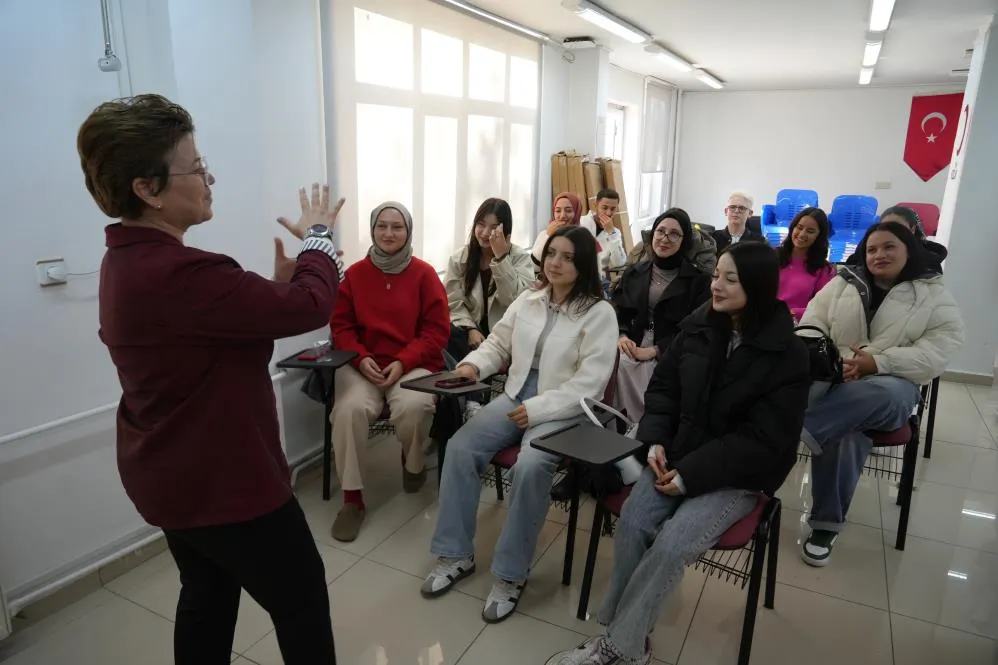 Öğrenciler işitme engelli bireylerle iletişim kurabilmek için işaret dili öğreniyor