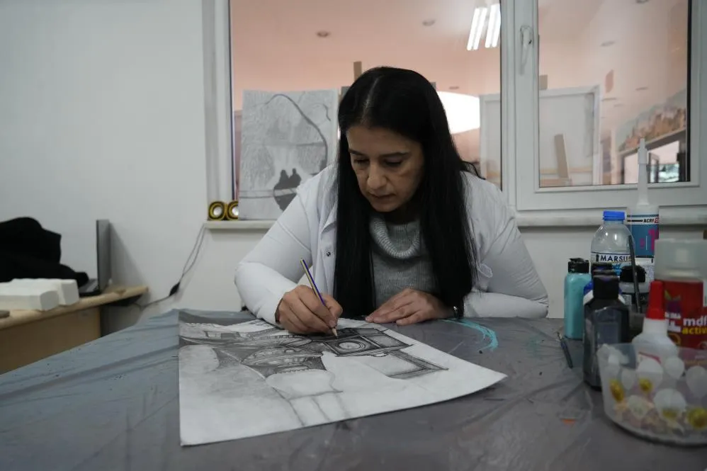 Sanatla yaralarını sardı