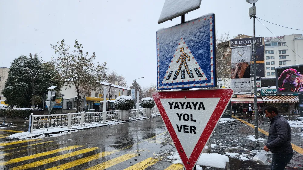 MART KAPIDAN BAKTIRIYOR !
