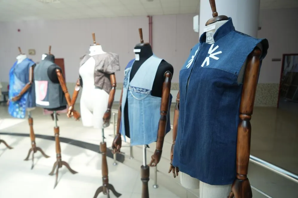 Atık kıyafet ve kumaşlar tasarım kıyafetlere dönüştü