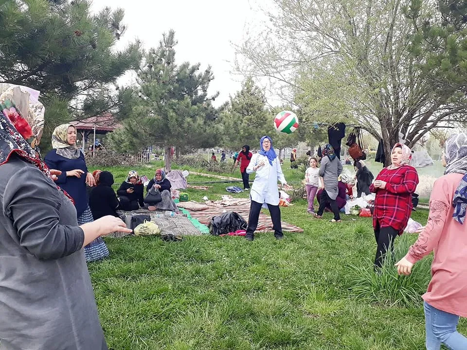 Niğdeliler Güneşli Havada Park ve Mesire Alanlarına Akın Etti