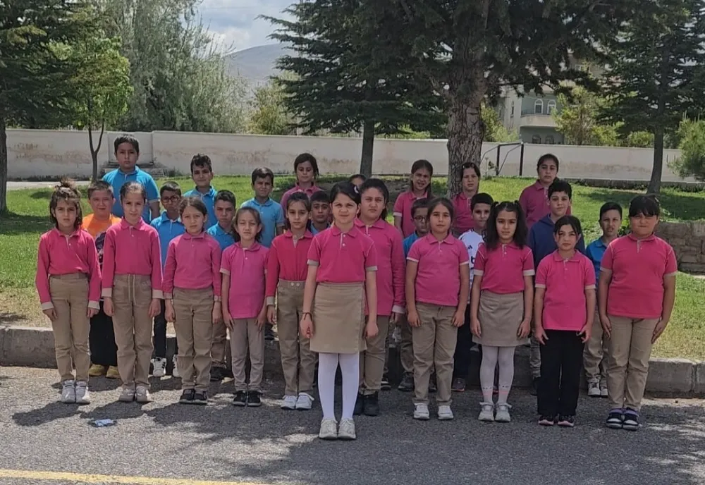 Minikler işaret diliyle şiir okudu