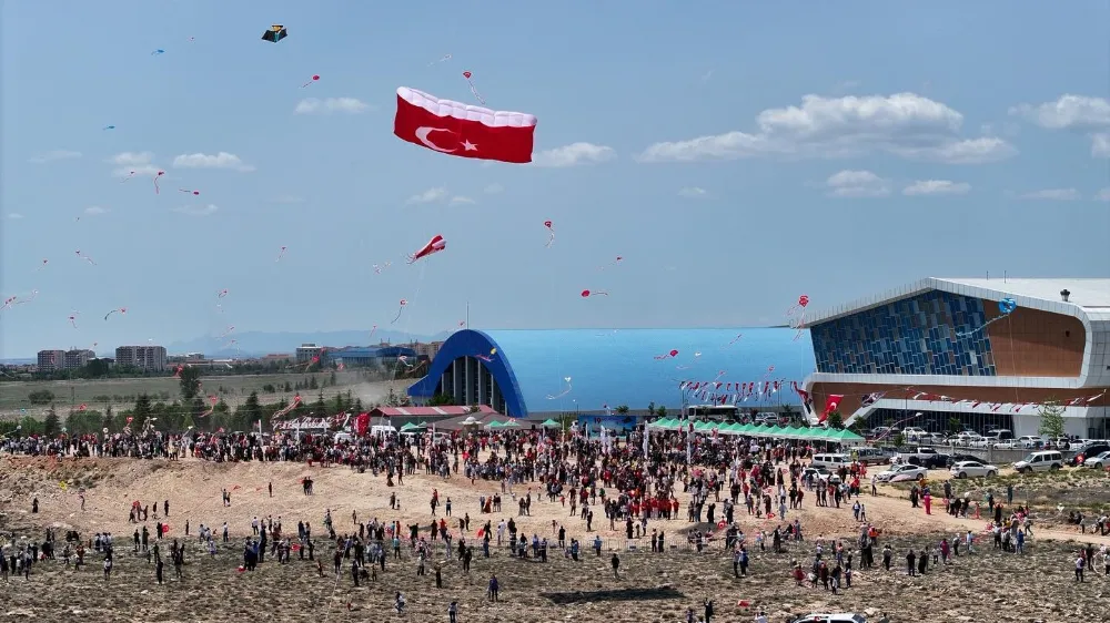 Niğde Semalarında 19 Mayıs Coşkusu Uçurtmalarla Yükseldi