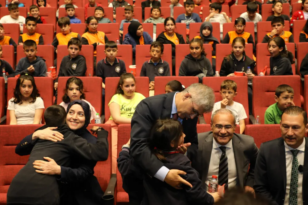 Vali Çelik ve Eşi Öğrencilerle Sinema Etkinliğinde Buluştu