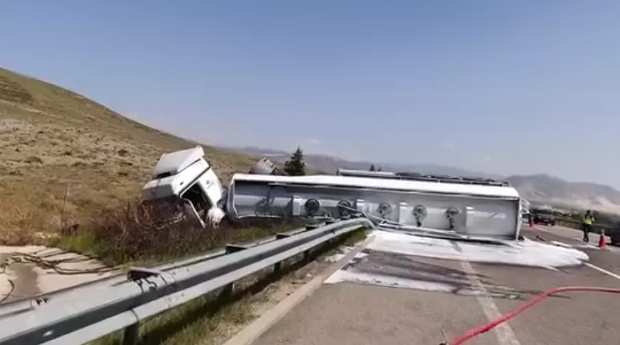Niğde-Ankara Otobanında Mazot Tankeri Şarampole Yuvarlandı