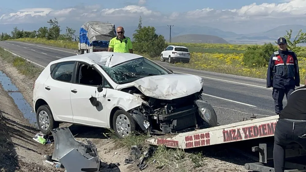 Takla atan otomobil refüje devrildi: 4 kişilik aile yaralandı