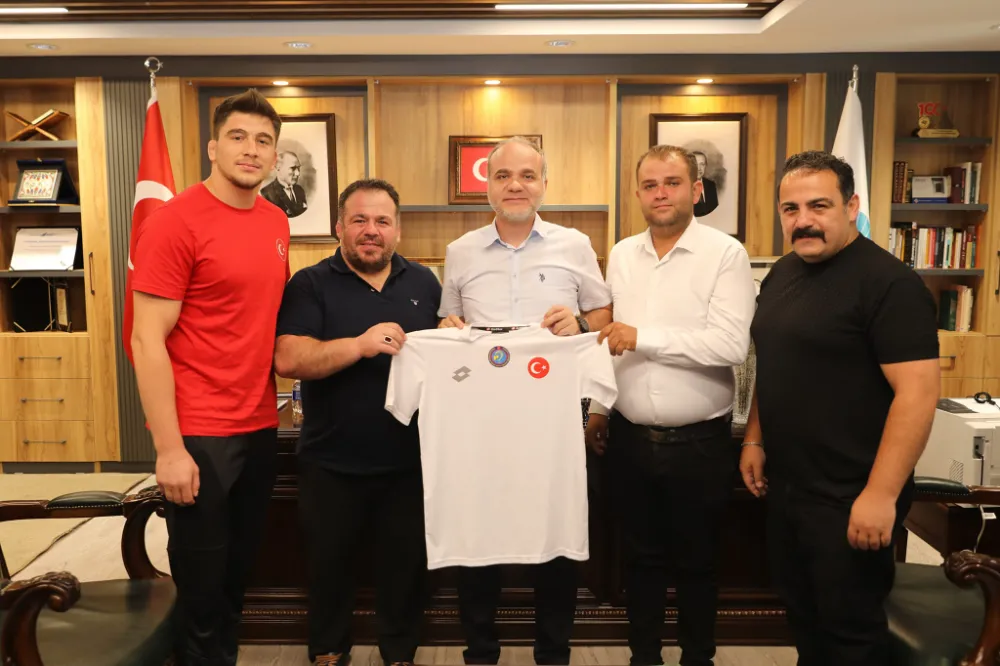 İşitme Engelliler Spor Federasyonu Başkanı Gözel ve Dünya Şampiyonu Kacur