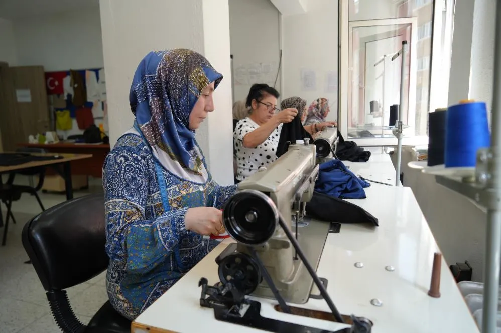 Niğdeli kursiyerler Gazzeli çocuklar için binlerce kıyafet dikti