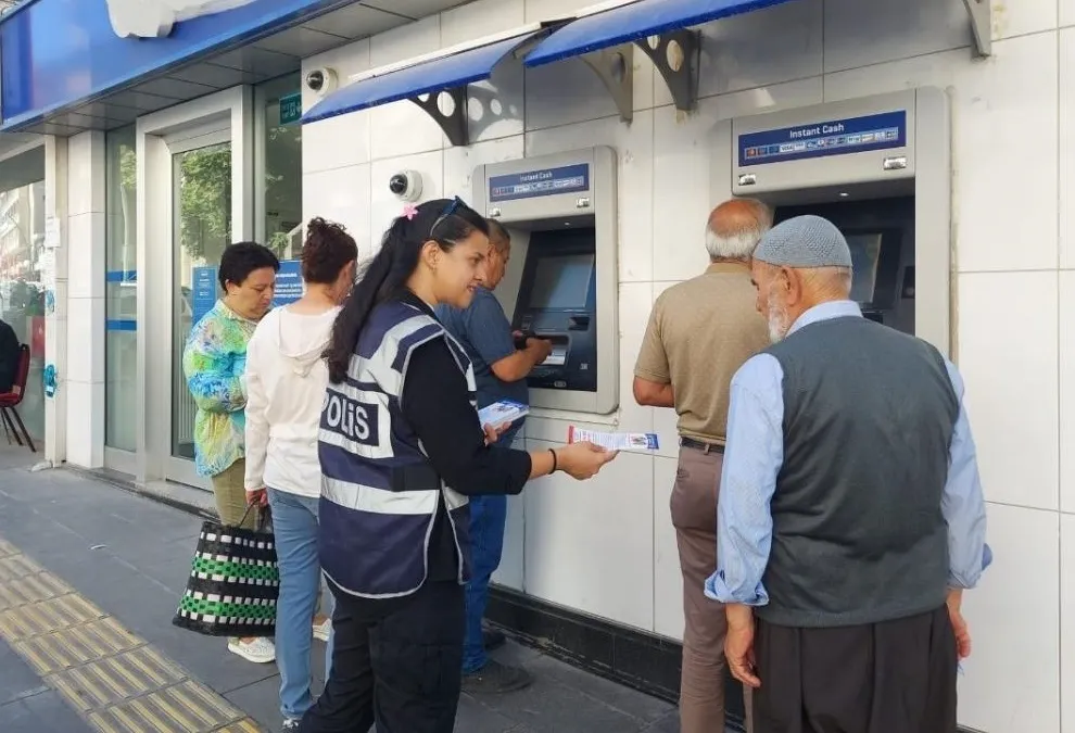Polis vatandaşları dolandırıcılık ve hırsızlığa karşı bilgilendirdi