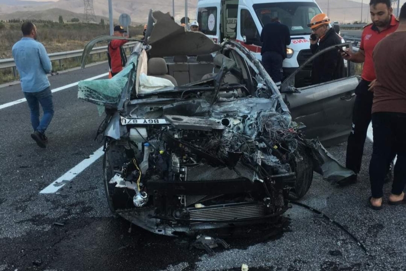 Otobanda refuje çarpan otomobilde doktor çift yaralandı